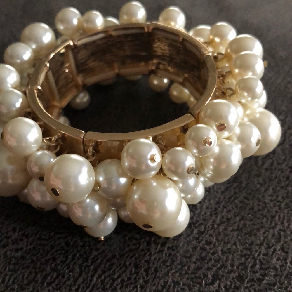 Pearl and gold stretch bracelet